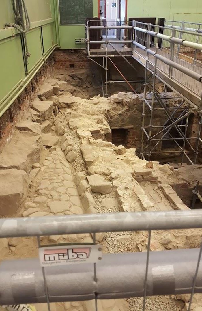 14. «Это средневековые руины, случайно найденные под спортивным залом школы»