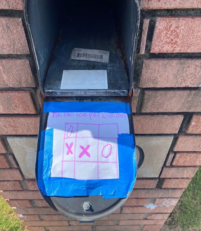 25. «Моя 11-летняя дочь в последнее время настаивает на том, что сама пойдет проверять почтовый ящик. Оказывается, она играет с почтальоном в крестики-нолики»