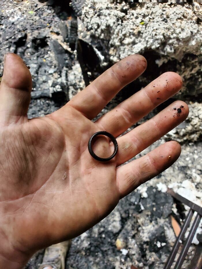 24. «Я нашёл своё обручальное кольцо после того, как мой дом сгорел дотла»