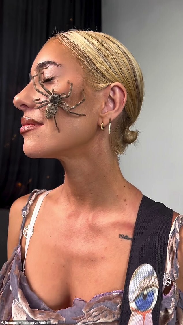 Искусство требует жертв: певица снялась в клипе с пауком на лице