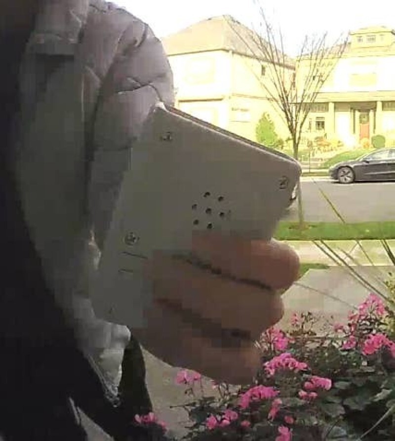 3. Здесь кто-то подходит к дому и использует RFID-сканер, пытаясь угнать машину без ключа