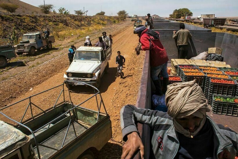14 суровых фото о том, как жители Мавритании путешествуют на грузовом поезде