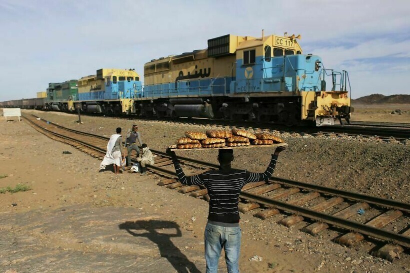 14 суровых фото о том, как жители Мавритании путешествуют на грузовом поезде