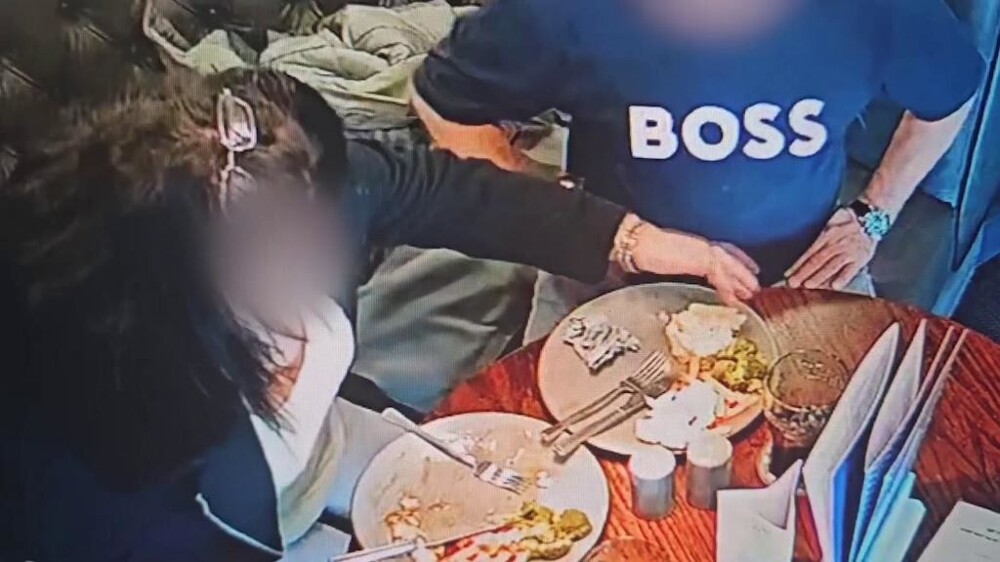 Женщина положила волос в тарелку, чтобы не оплачивать счет в ресторане
