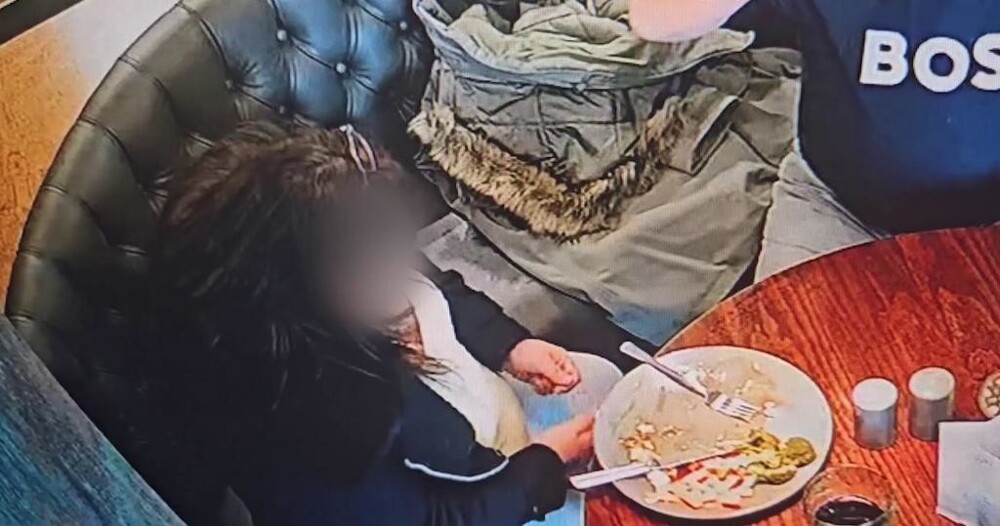 Женщина положила волос в тарелку, чтобы не оплачивать счет в ресторане