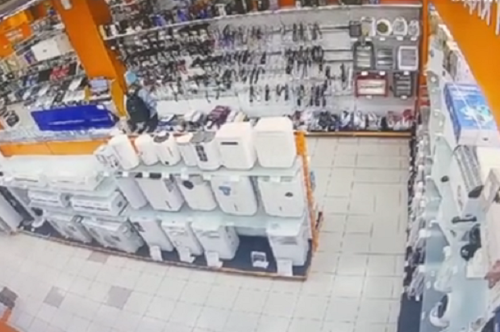 Девушка украла фен за четыре тысячи рублей из магазина и сразу продала его на рынке