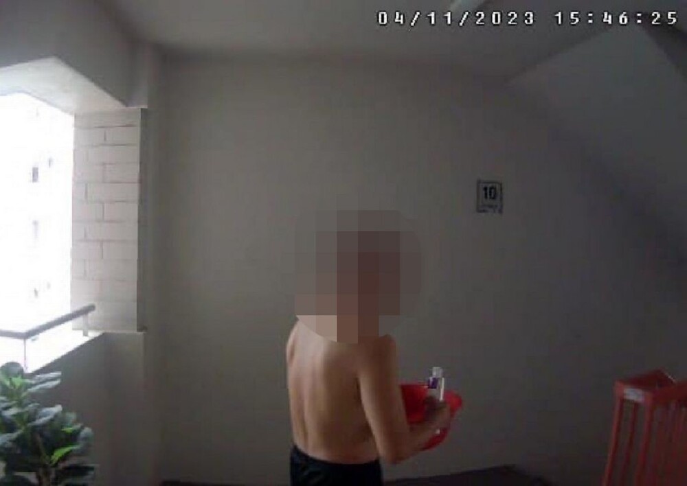 Камера наблюдения в Сингапуре засняла мужчину, который регулярно моется на лестничной клетке