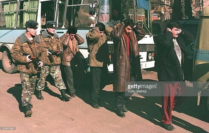Сотрудники ОМОН задержали группу подозреваемых в разбойном нападении на Бауманский рынок в центре Москвы, Март, 1995 года