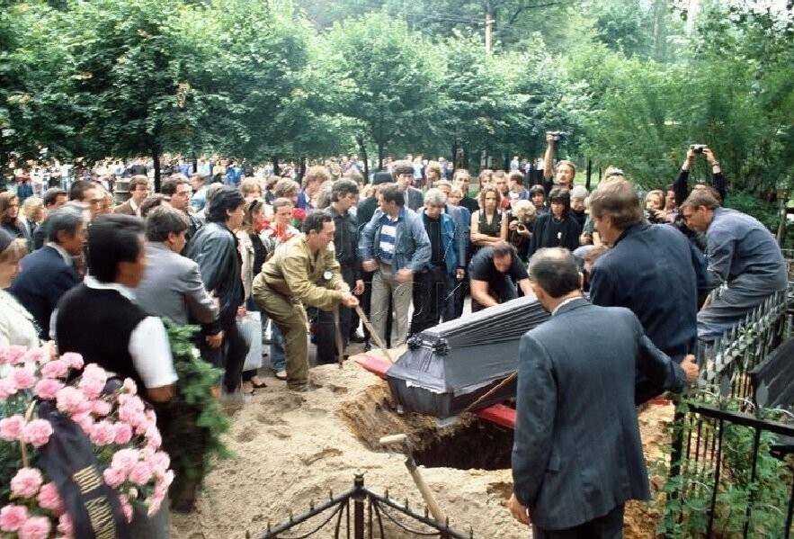 15 августа 1990 года  погиб Виктор Цой.