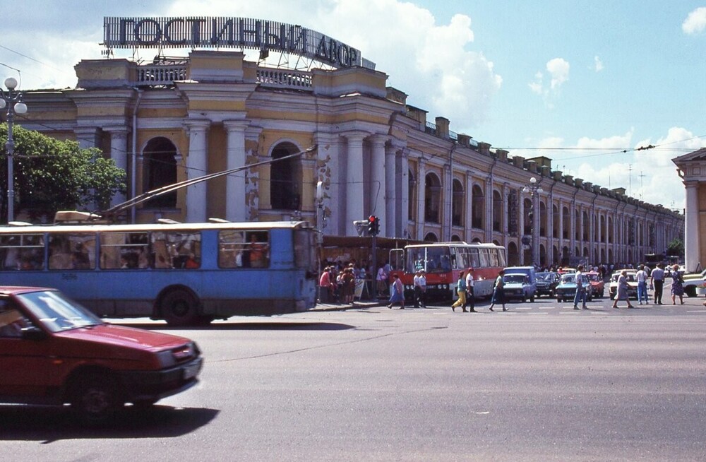 Летняя суета у Гостиного двора.