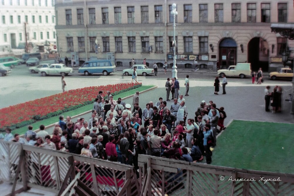 В 1990 году бастовать и митинговать начали не только обычные граждане, но и редакции газет. 