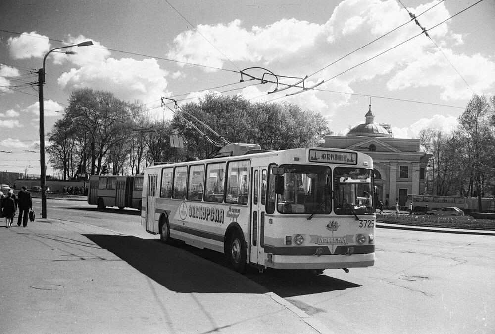 Экскурсионный троллейбус на площади Александра Невского