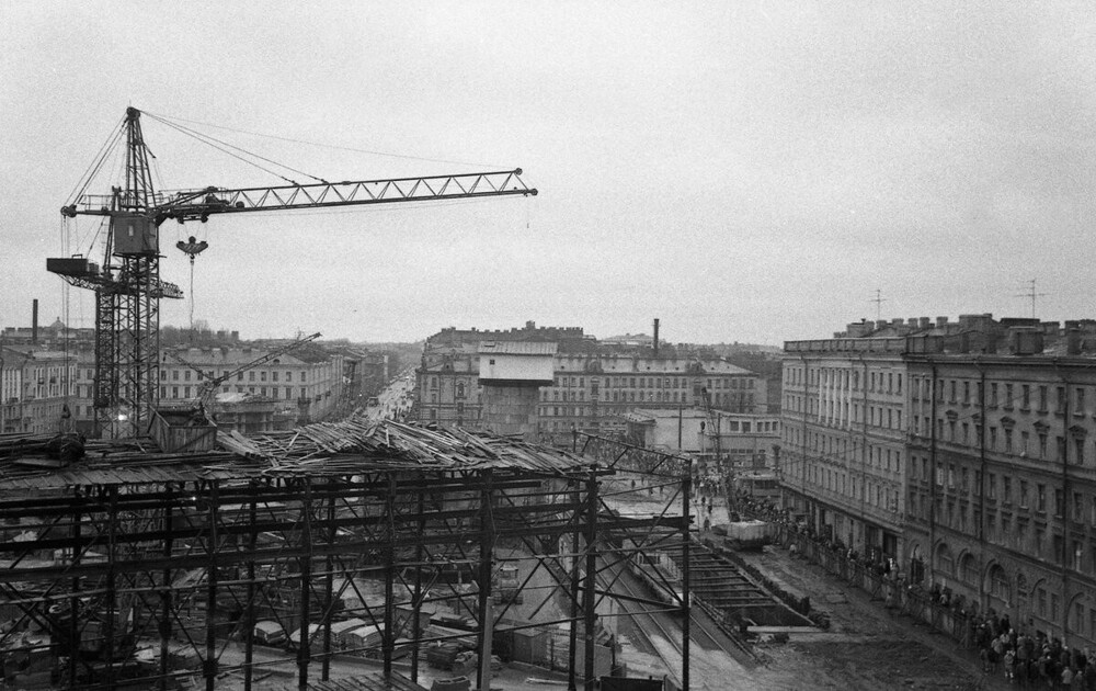 На площади Мира (ныне - Сенная) продолжается строительство станции метро "Садовая".