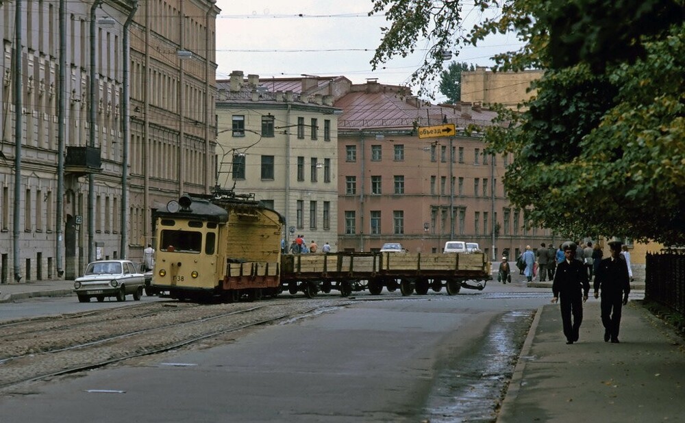 Грузовой трамвайчик поворачивает на проспект Римского-Корсакова.