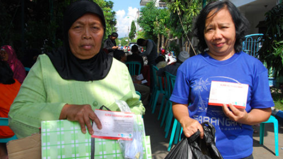Врач за приём в Индонезии получает два пакета мусора