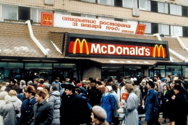 31 января 1990 года на Пушкинской площади открылся первый в СССР "Макдоналдс".