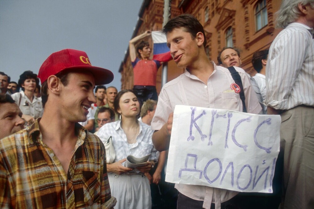 Митинги, митинги, митинги. Их уже никто толком и не запрещает - можно спокойно выходить на улицу и говорить всё, что тебе захочется.