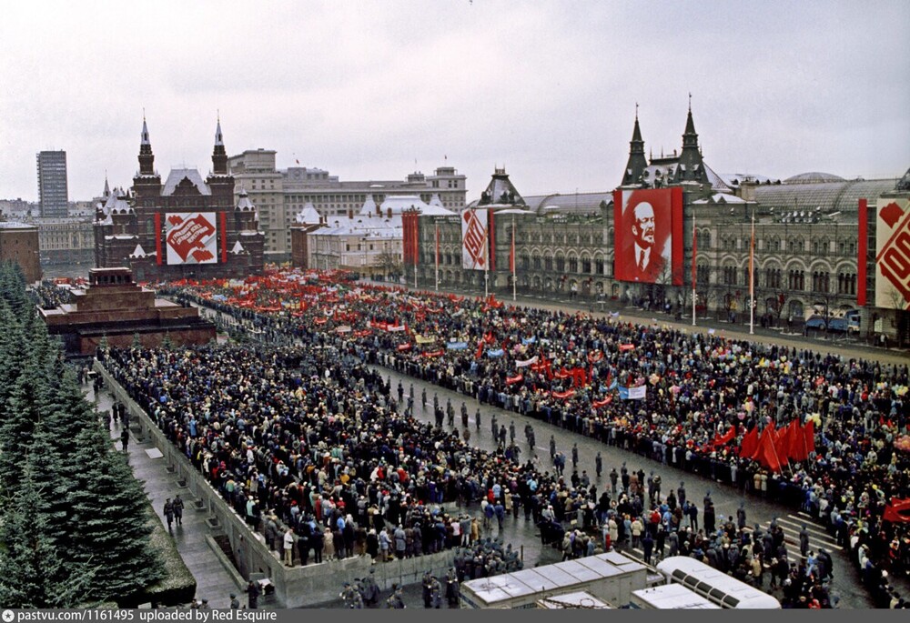 Ноябрь. На Красной площади - 73-я годовщина Октябрьской революции.