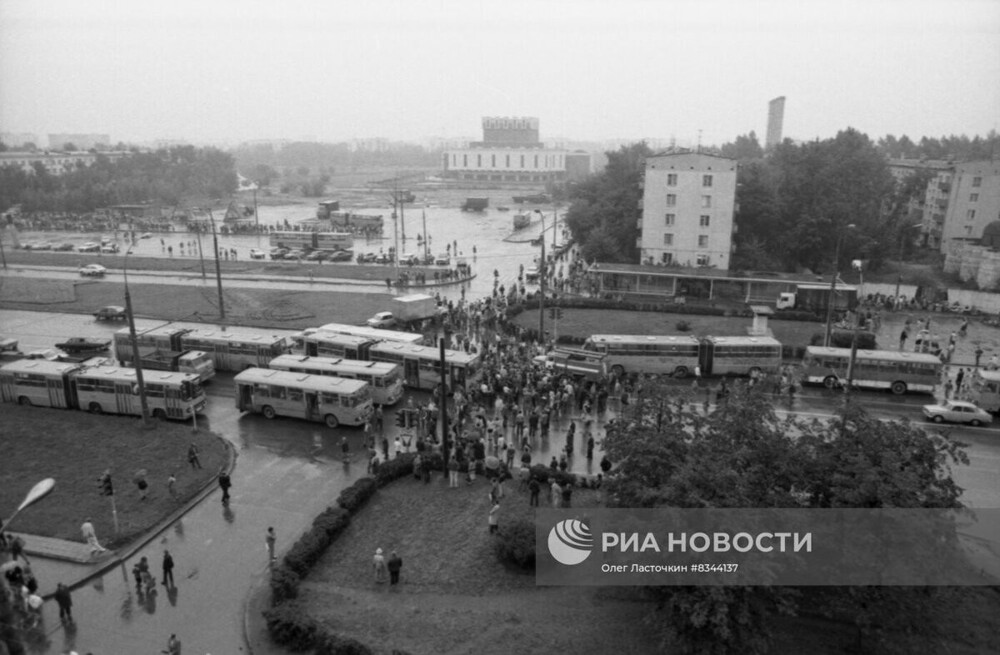 Табачный бунт в августе 1990 года: из города пропали сигареты и курильщики, возмущённые этим фактом, перекрыли движение на Волгоградском проспекте.