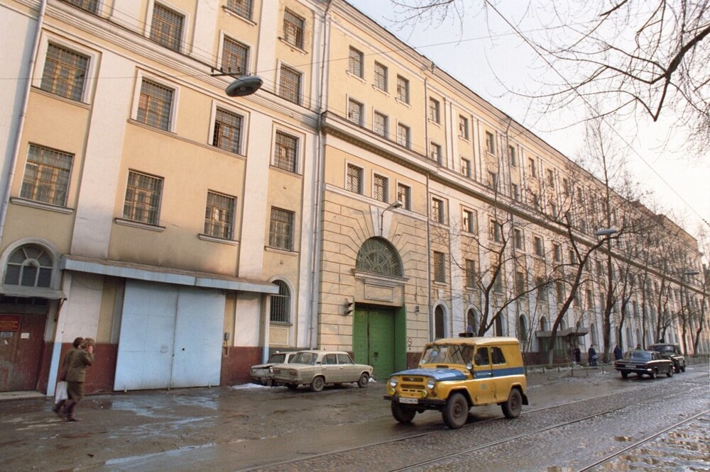 Милицейский УАЗ на фоне зданию тюрьмы "Матросская тишина".
