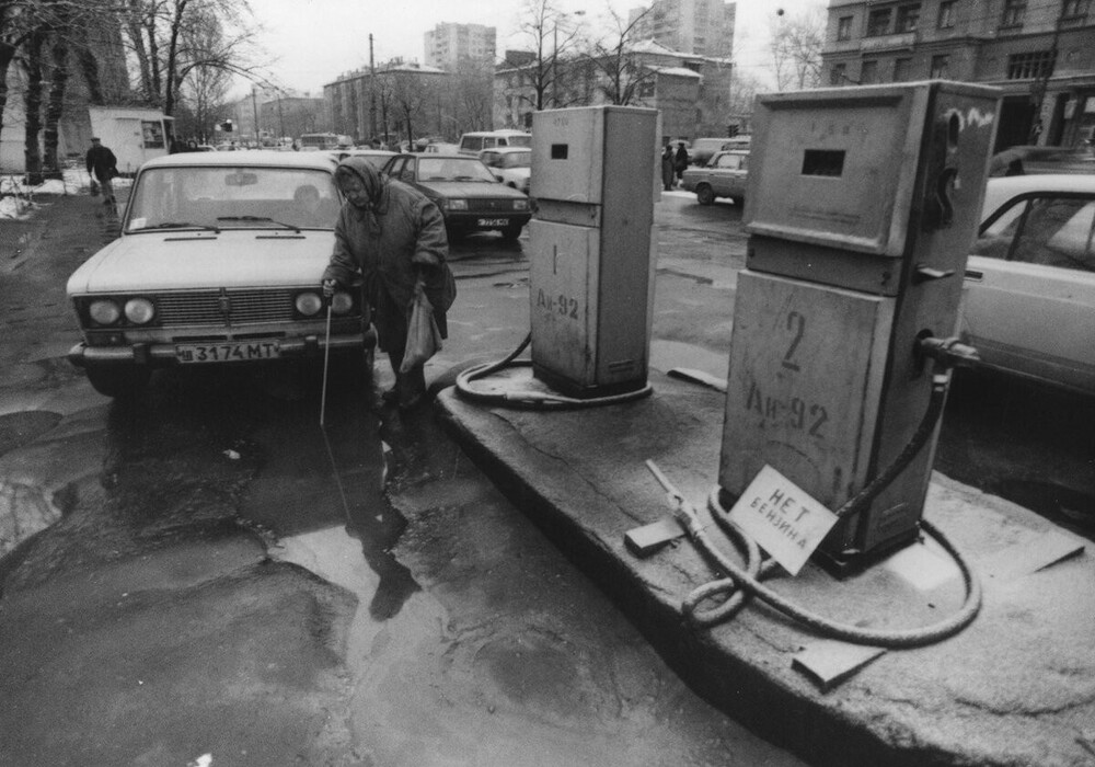 Ещё один символ эпохи - начинающиеся проблемы с бензином. Фото сделано на Беговой улице.