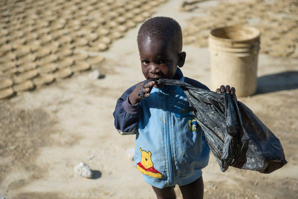 Гаитяне — люди, которые едят глину: как готовят съедобные лепешки из грязи