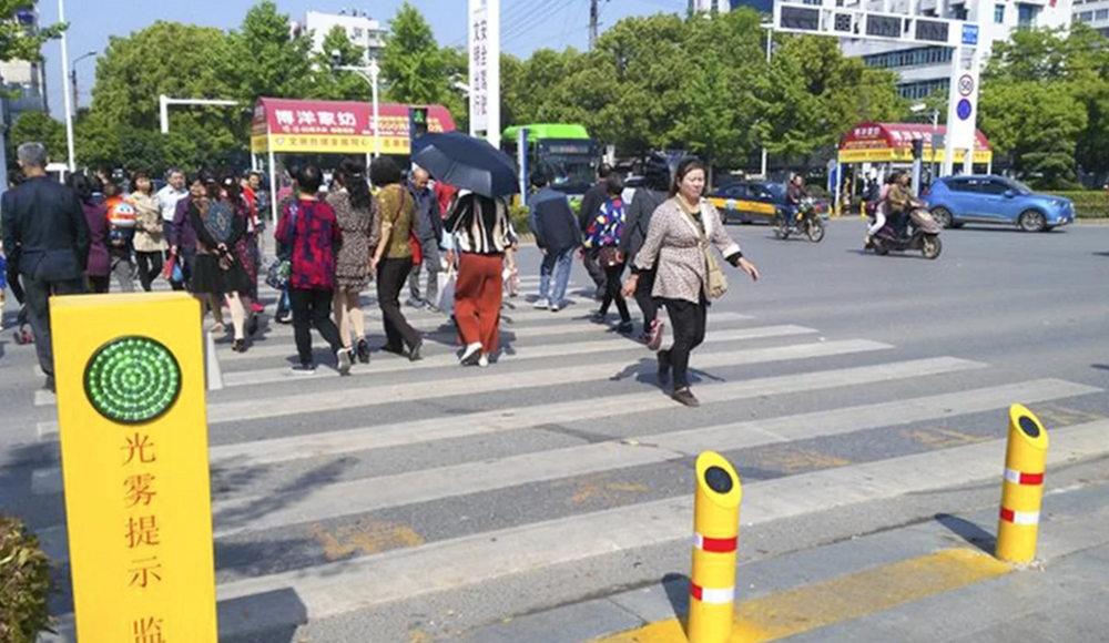 В Китае пешеходов, идущих на красный свет, опрыскивают водой