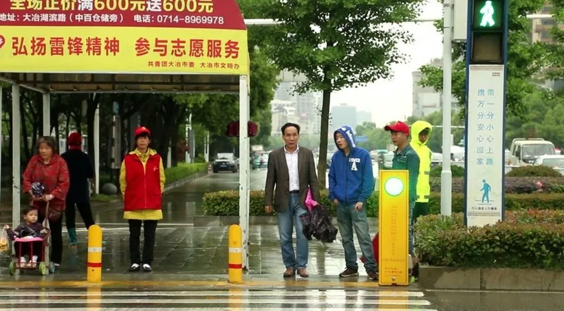 В Китае пешеходов, идущих на красный свет, опрыскивают водой