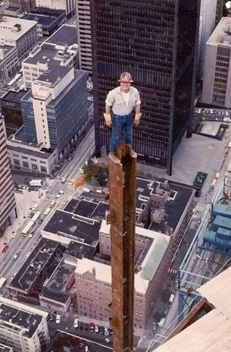 15. Рабочий во время строительства башни "Колумбия", Сиэтл, 1984 год