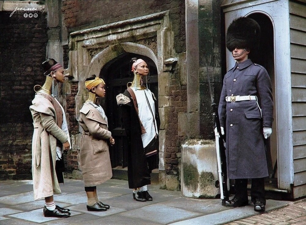 24. Женщины племени Кайан Лахви у Сент-Джеймсского дворца во время визита в Лондон, 1935 год