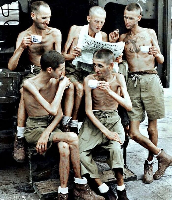 3. Британские солдаты после освобождения из японского плена в Сингапуре, 1945 год