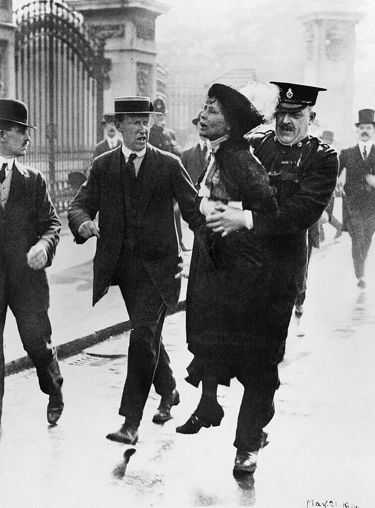 17. Эммелин Панкхерст арестована у Букингемского дворца, 1914 год