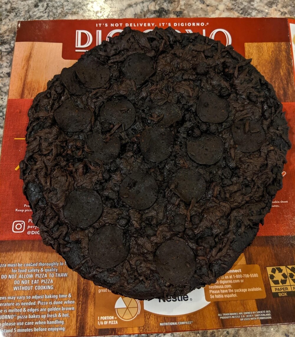 8. Вот что происходит, когда вы забываете о своей пицце в духовке. Она так сильно подгорела, что напоминает брауни