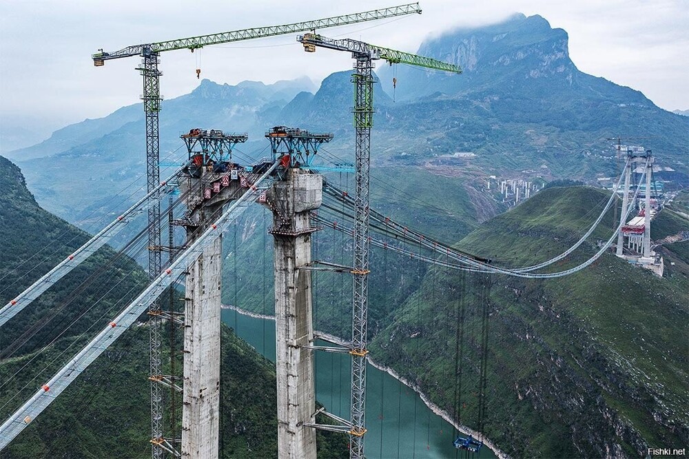 Строительство самого высокого в мире моста Лючжи в Китае