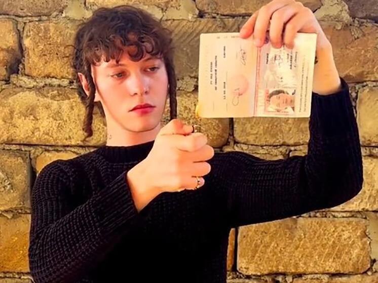 Певец Шарлот, сжегший летом российский паспорт, собрался вернуться в Москву