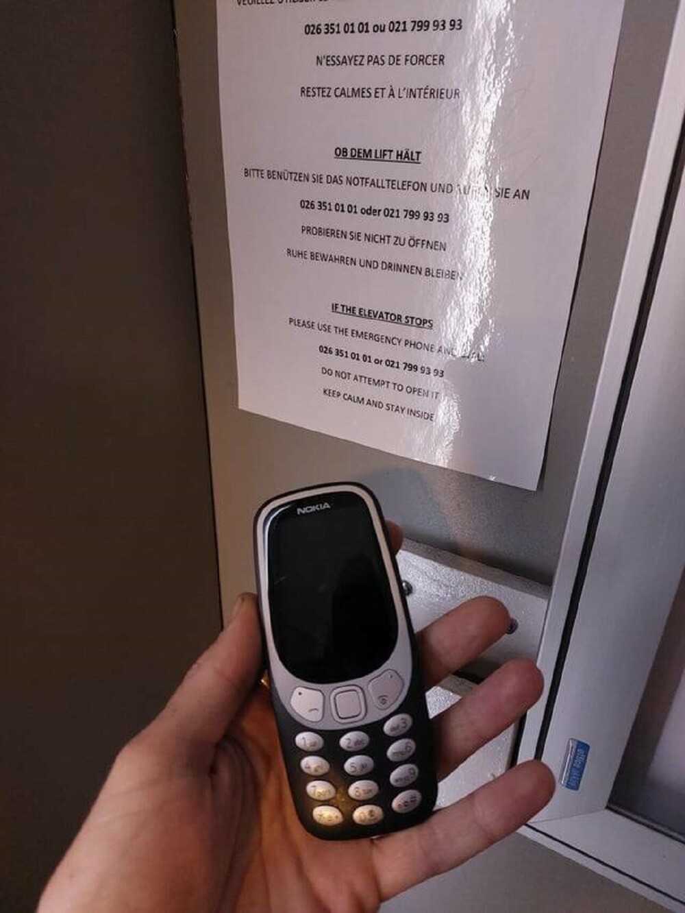 22. "В лифте моего отеля есть аварийный телефон Nokia"