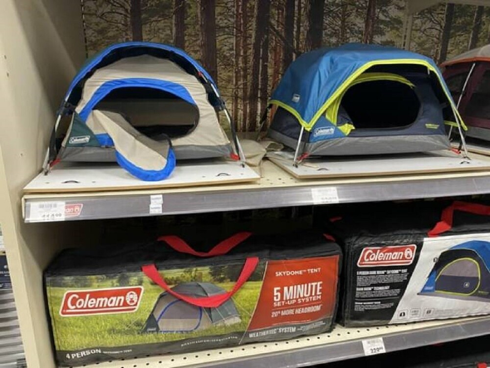 3. "Миниатюры" палаток в магазине, чтобы покупатели видели, как они будут выглядеть в собранном виде