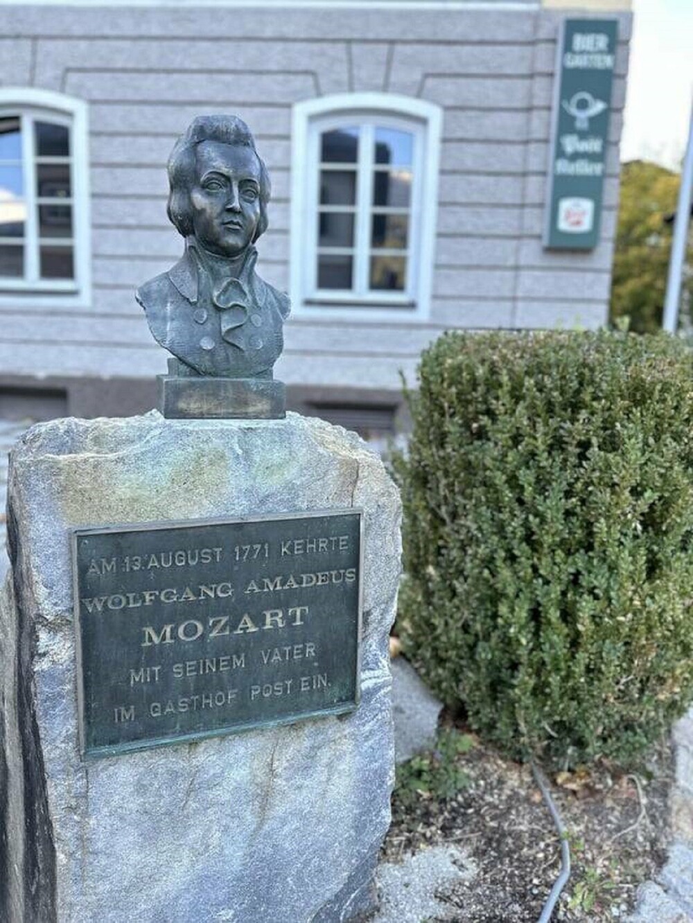 16. В небольшой австрийской деревне есть памятник Моцарту, потому что однажды он там обедал