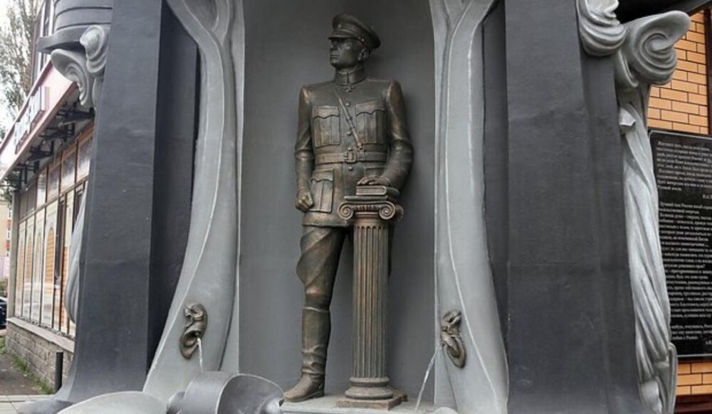 В Омске облили краской памятник адмиралу Колчаку