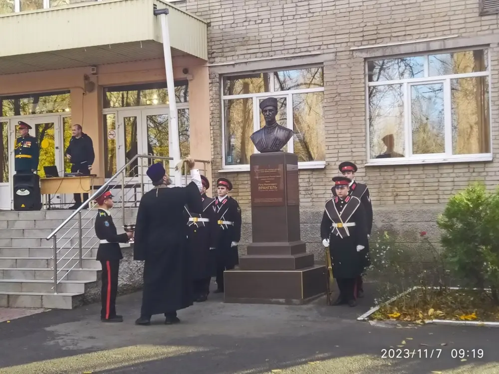 В Омске облили краской памятник адмиралу Колчаку