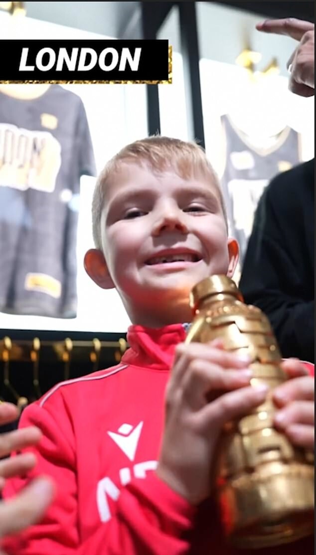 Мальчик выиграл в конкурсе золотую бутылку стоимостью полмиллиона долларов