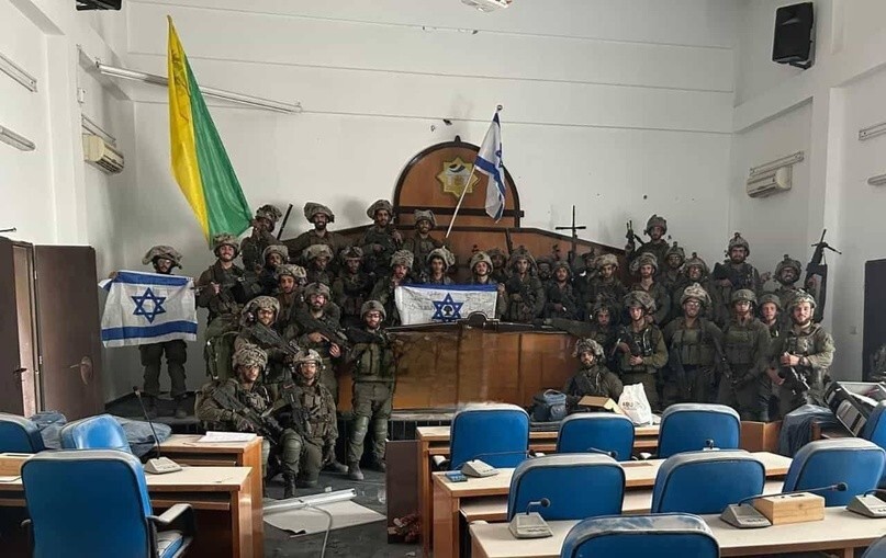 Израильские военные в здании парламента Газы. Министр обороны Израиля Йоав Галант заявил, что ХАМАС потерял контроль над сектором Газа