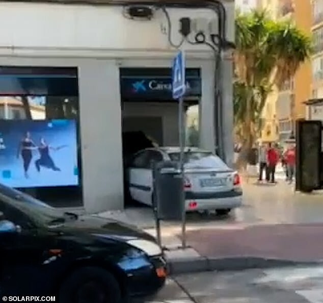 Испанец протаранил банкомат после того, как не получил наличные