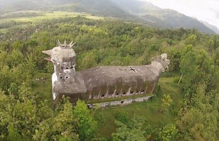 9. Таинственная заброшенная «куриная церковь», построенная в индонезийских джунглях человеком, которому «было видение от Бога»