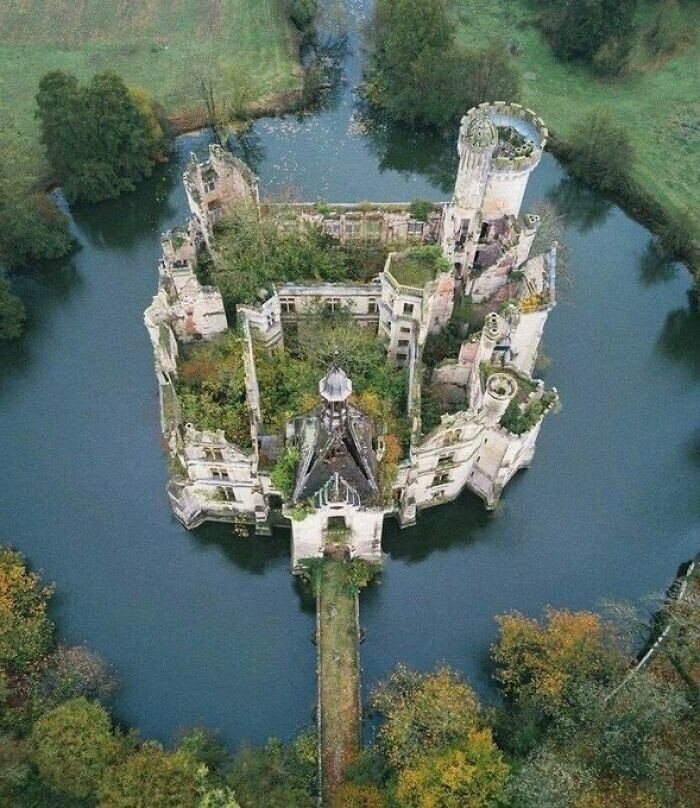 22. Заброшенный замок, Франция