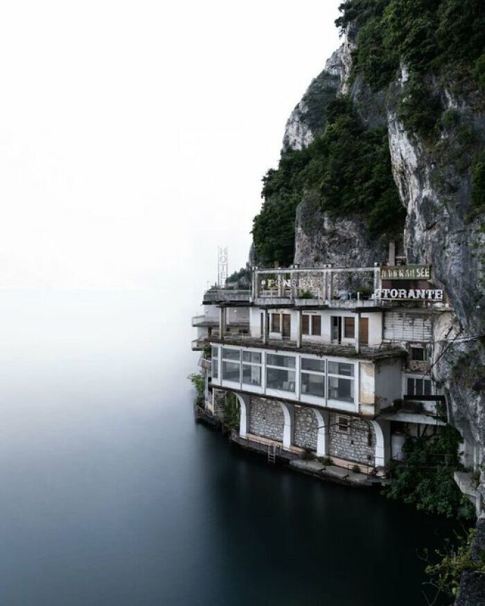 26. Заброшенный отель на берегу озера в Италии