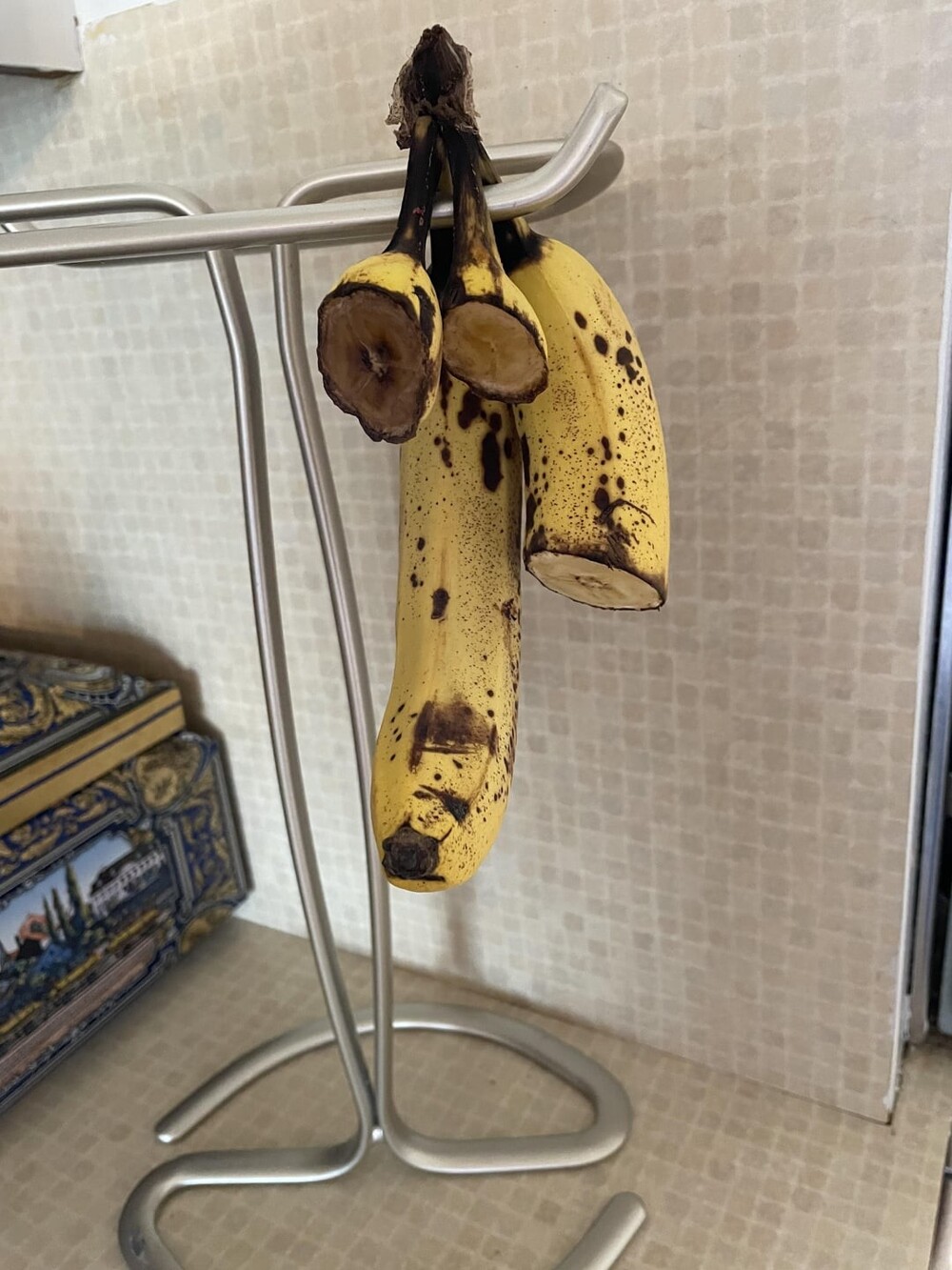 28. "Моя жена просто срезает бананы"
