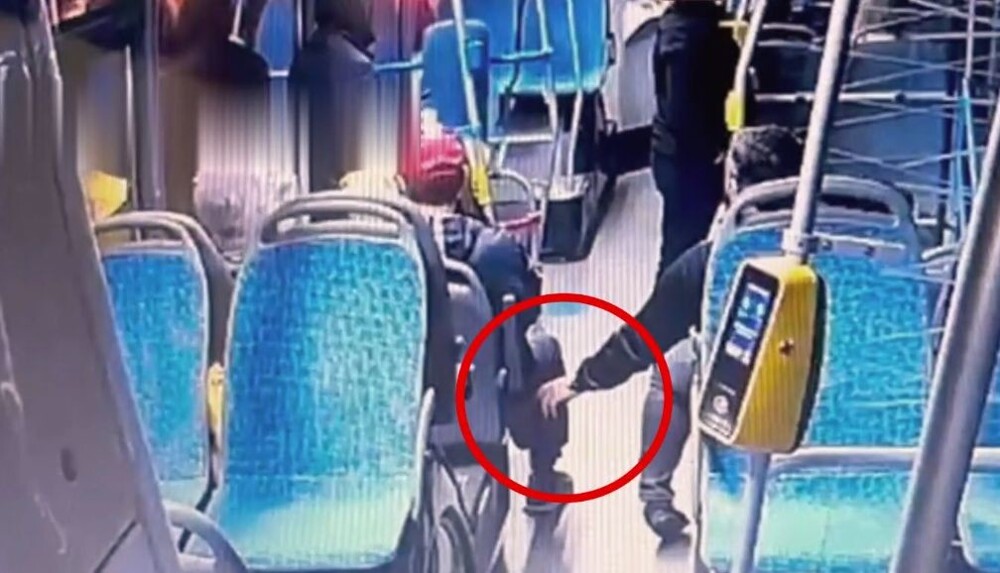 Мужчина стащил мобильный телефон из барсетки рядом сидевшего пассажира