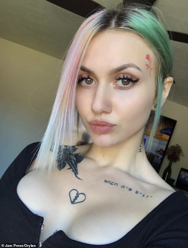 Позже она перекрасила волосы в розовый и зеленый цвета и сделала свою первую татуировку на лице — розовую розу