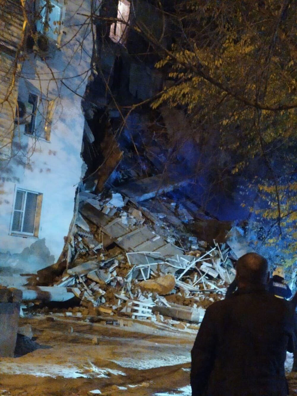 В Астрахани частично обрушилась жилая пятиэтажка